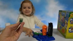 Катя и папа делают игрушки из геля