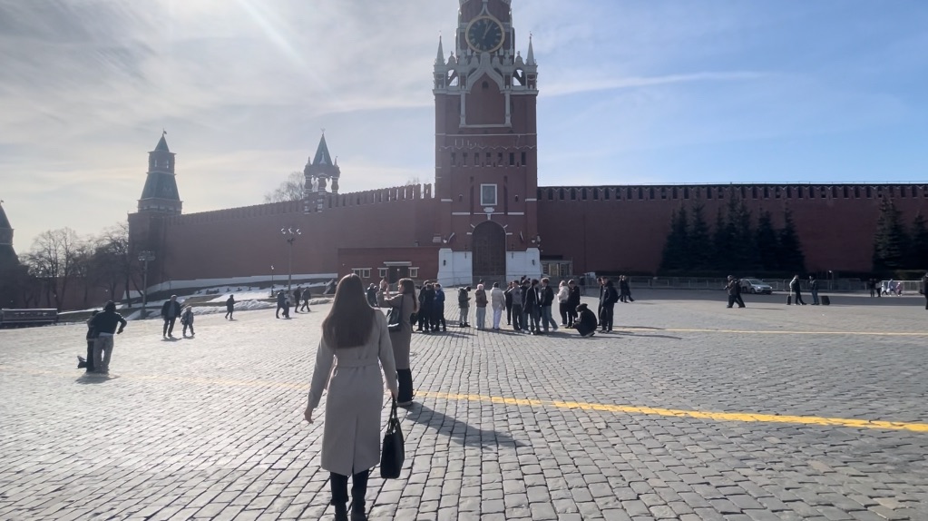 Первый день в Москве: Дорога на поезде, Красная Площадь, ГУМ, The Бык, Патриаршие Пруды смотреть онлайн