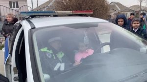 Патрульный автомобиль, реальные истории и важные правила: школьный час безопасности в Анапе