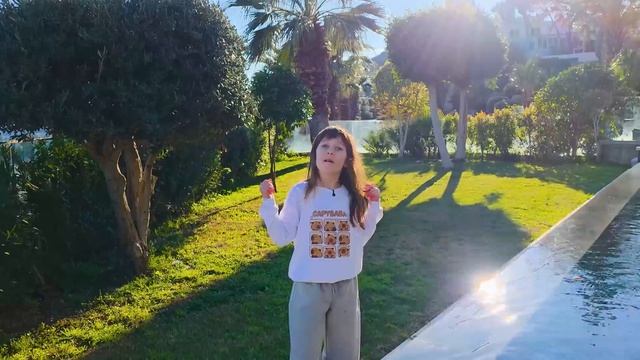 Мандариновое спа в бассейне! Умеют ли капибары плавать?