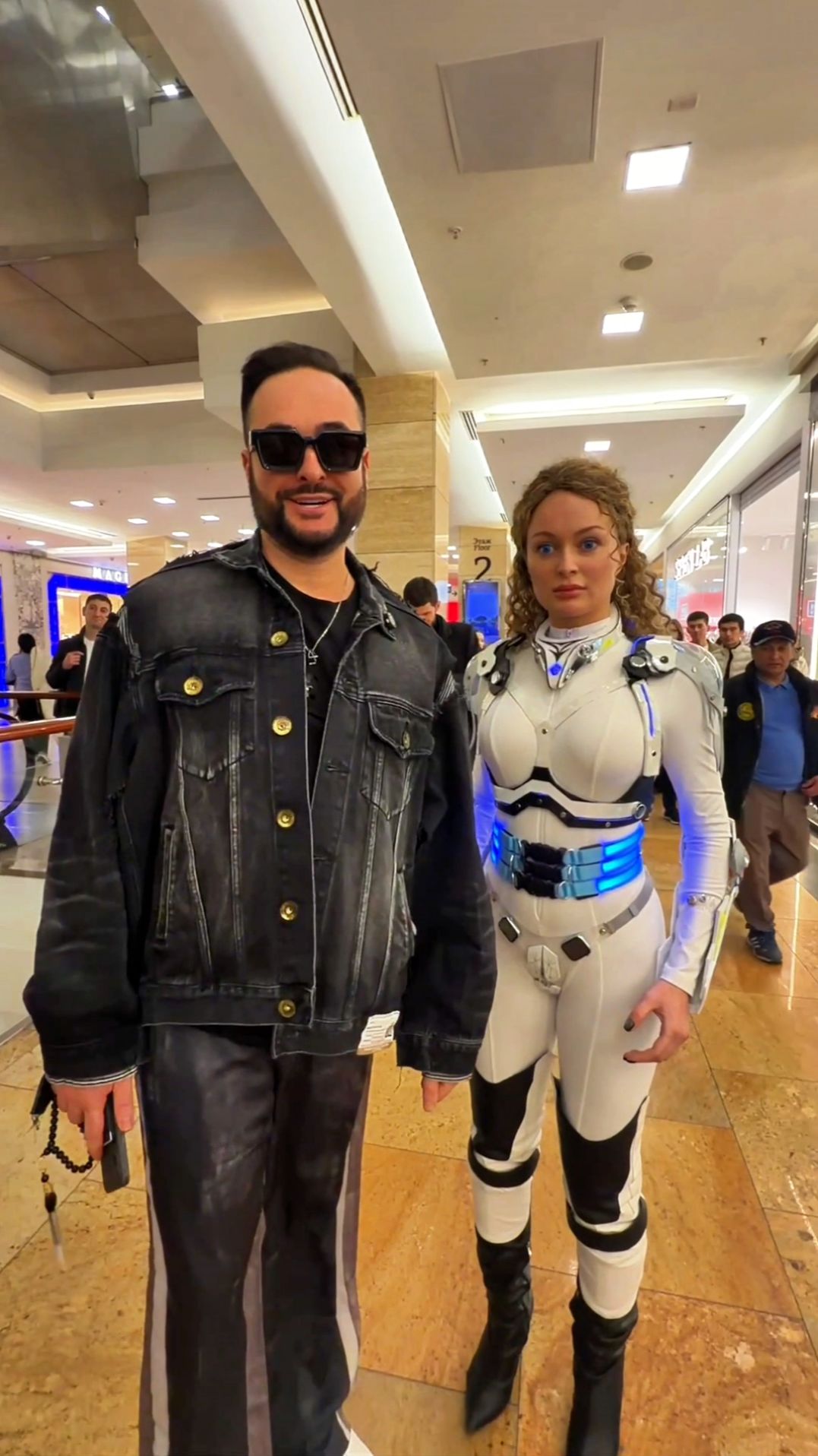 Она не опаздывает и не просит денег