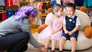 Семейные моменты на Пасху: приготовление традиционных куличей и покупка новой одежды для детей