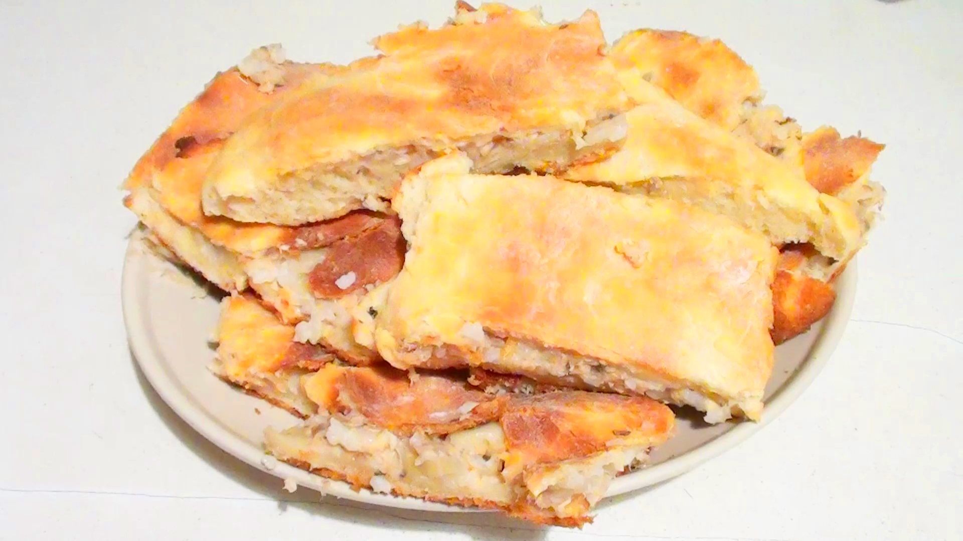 Легкое тесто Вкусный пирог с рисом и рыбными. - рецепт