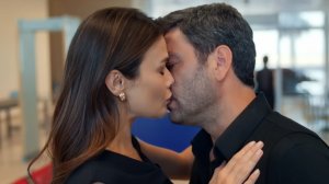 Она хотела улететь на самолете, но он её остановил