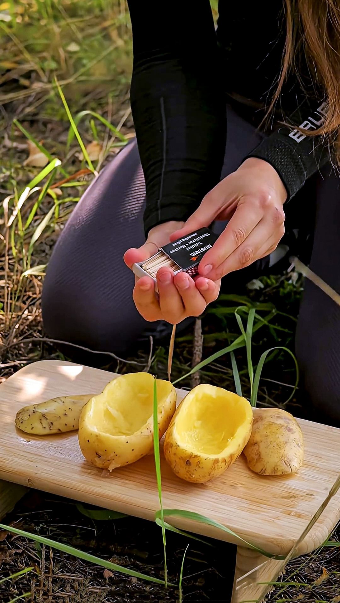 Гениальный лайфхак с картофелем для похода! #survival #outdoors