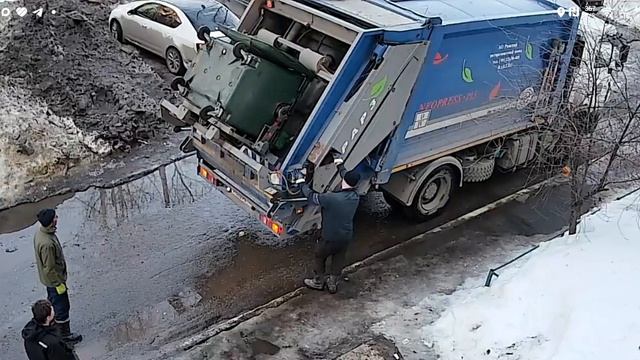 мусоровоз рарз забирает мусор.