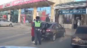 Сотрудникам ГИБДД пришлось устроить погоню за женщиной с пятилетним мальчиком в багажнике авто в...