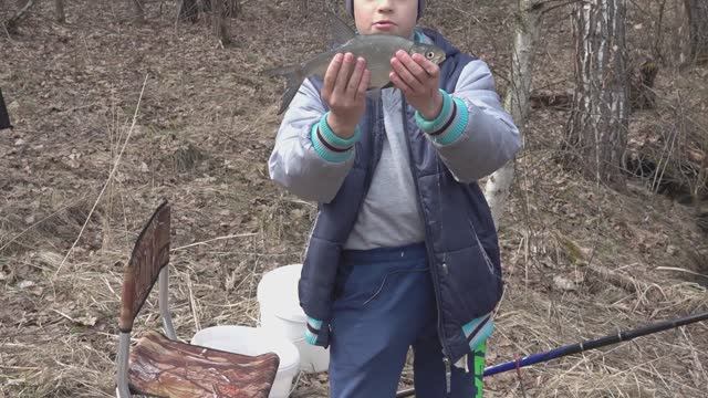 КЛЁВОЕ ДЕТСТВО Рыбалка весной на малых реках.