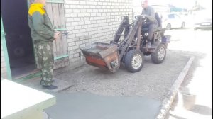 Заливаем бетоном площадку с помощью самодельное бетономешалки и погрузчика. Трудовое лето в деревне