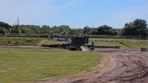 Снаряд весом с человека и отдача, которая сдвигала пятидесятитонный танк