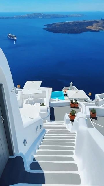 Санторини — живописный остров в Греции в архипелаге Киклады