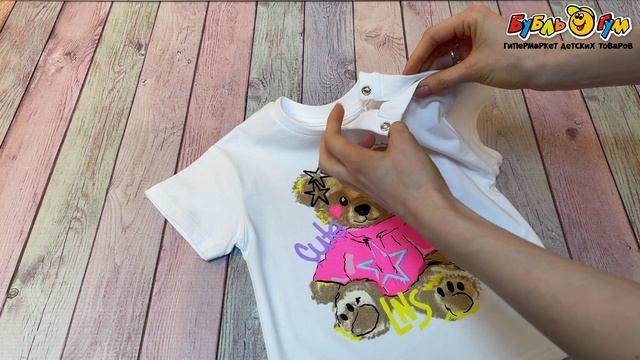 Футболка Lanson Kids на кнопках с ярким принтом медвежонка с сердечками и звездами белая - видео