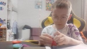 как построить охранника из пластилина?