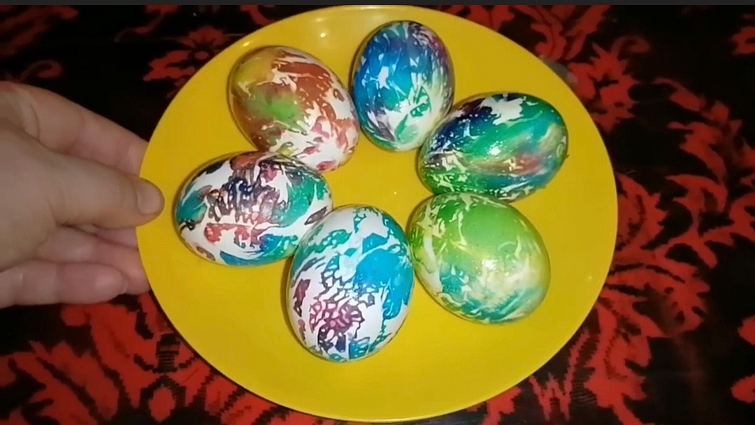 Беру обычные салфетки и показываю как оригинально покрасить яйца на Пасху