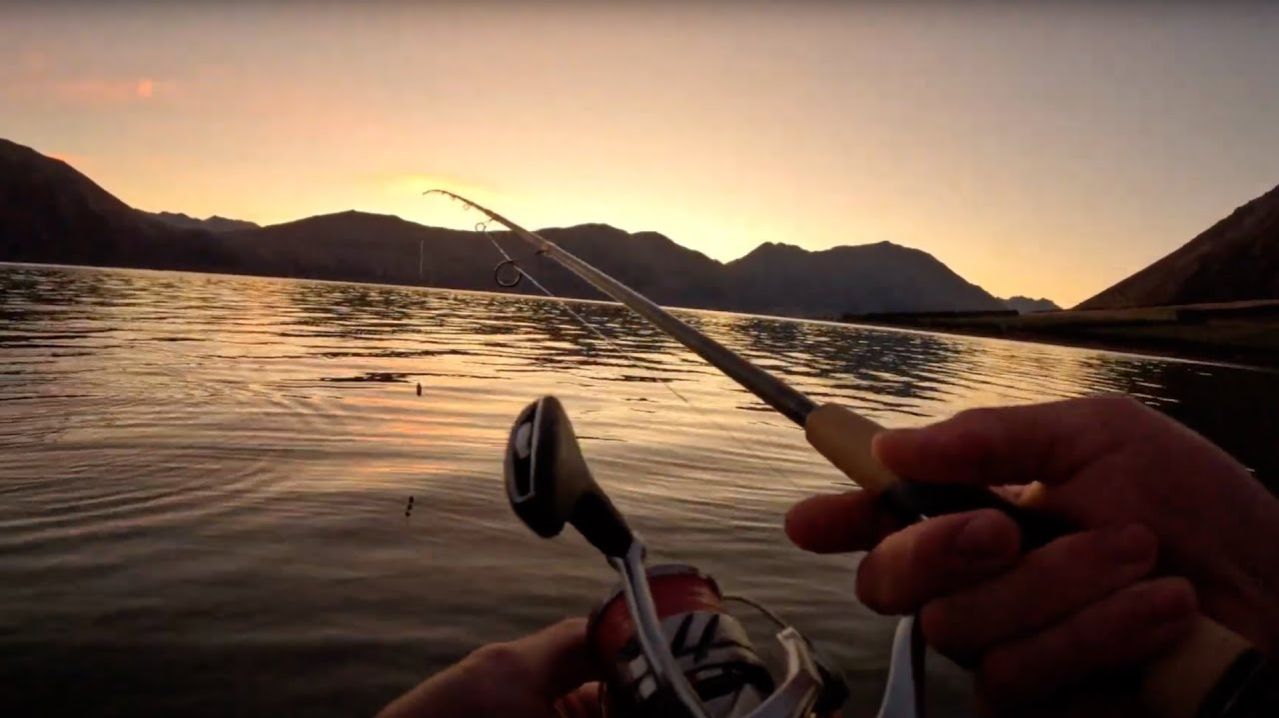 Рыбацкий лагерь /  Приготовление пойманной рыбы и костёр на берегу озера