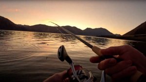 Рыбацкий лагерь /  Приготовление пойманной рыбы и костёр на берегу озера