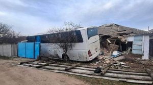 В ЛНР автобус маршрута Москва – Стаханов врезался в жилой дом