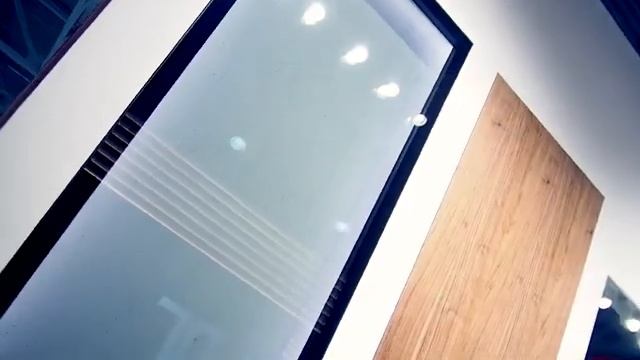 Прозрачная алюминиевая дверь скрытого монтажа от INVISIBLE DOORS