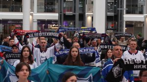 Болельщики "Нефтехимика" смотрят второй матч серии с "Авангардом"