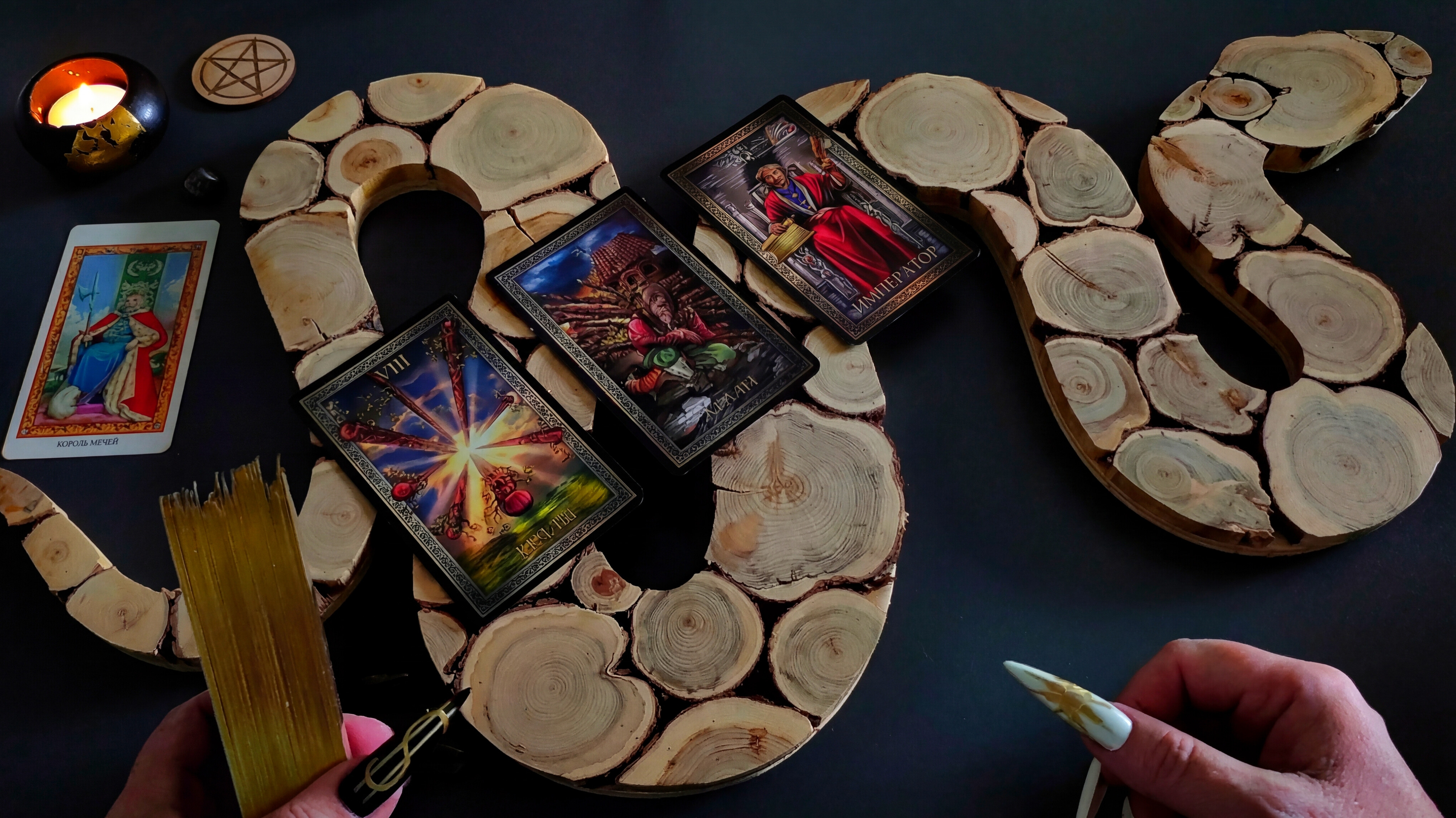 Что он думает о тебе сегодня? Давай посмотрим. Таро на 4 короля