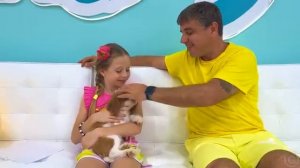 Настя заботится о своем щенке по кличке Лайк [get.gt]