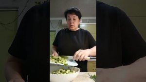Быстренько режу САЛАТЭС 🥗 и освобождаю место для ШЕФ-ПОВАРА 😊