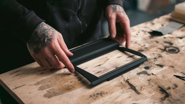 Отделка салона автомобиля методом литья из смолы. Изготовление стереосистемы для Audi R8