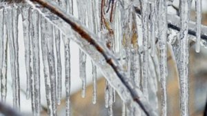 Видео "Весеннее настроение", стихотворение, посвященное обычной сосульке.