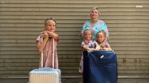 Она уволилась ради этого… Мама переехала к детям в Азию