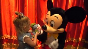 Настя спасает игрушки в парке Диснейленде