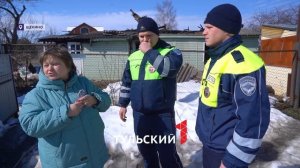 В Щекине инспекторы Госавтоинспекции вытащили бабушку из горящего дома