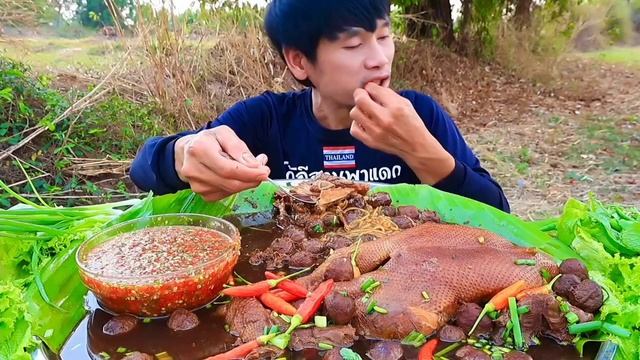 #МУКБАНГ Суп с лапшой и уткой, с соусом из морепродуктов и вкусными овощами!АСМР ЕДА НА КАМЕРУ ОБЖОР