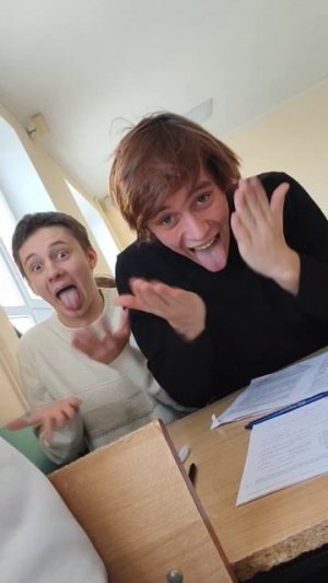 пацыки делают сыкс севен на уроке русского языка и их палит училка