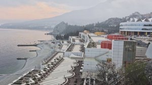 Вид на Ай-Доллары и д.л. «Солнечный», который уже в следующем месяце принимает первых детей