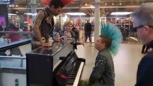 панки на пианино лобают.
punks not dead