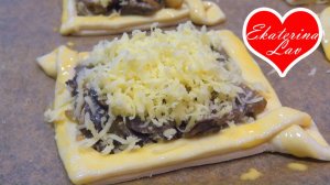 Быстрые и ОЧЕНЬ ВКУСНЫЕ слойки с грибами и сыром! Закуски на праздничный стол из слоёного теста!