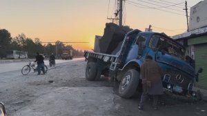 Ремонт грузовика угодившего в дорожную яму. Пакистан