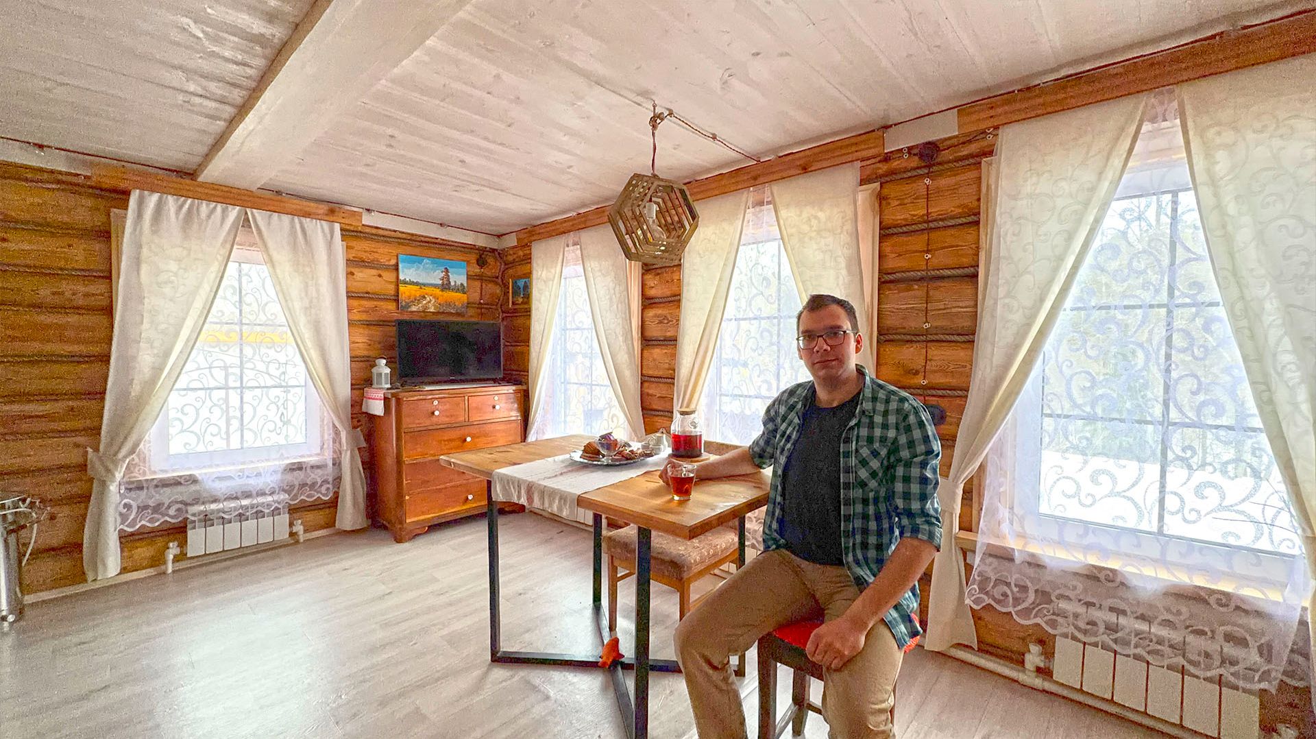 Дома в деревне становится всё уютнее и уютнее, а в мастерской ждут новые дела. Огородный сезон начат