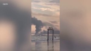 В Сети появилось видео с иранской девочкой, качающейся на качелях на фоне горящей военной базы