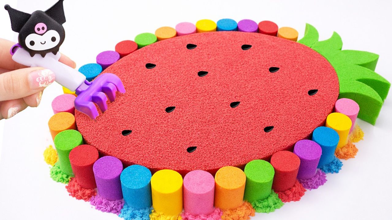 Мультики для детей. Как сделать радужную клубнику из кинетического песка. Мультики для малышей