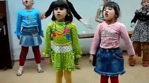 48 Диана Анкудинова и Диана Кузьмина - коляда "Ай, заинька" (Арсеньев, детский сад 24.12.2008)