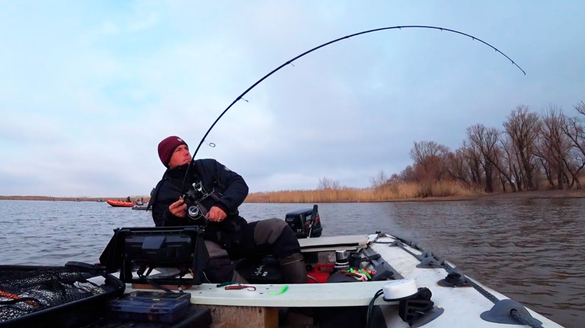 Дикая река, камыш, лес и бешеный клёв судака! Рыбалка с лодки у выхода к морю