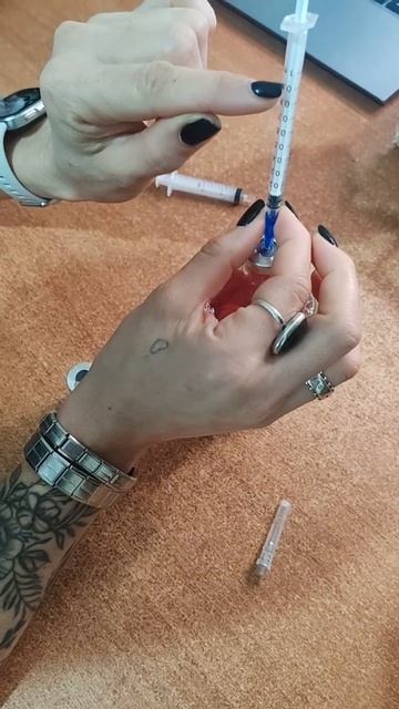 вакцинация от Марека. пошаговая инструкция. показываю на цыпленке. БЕЗ воды, только практика.