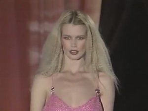 Показ женской коллекции Gianni Versace осень-зима 1996-1997, часть 2
