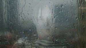 За окнами капель звенит тревожно.