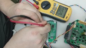 ремонт вертикального аккумуляторного моющего пылесоса HYUNDAI HYV-S01AQUA не включается