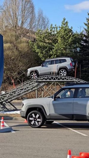 Автоблогеры скатили с горки Changan Deepal G318 и покатали его на качелях