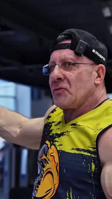 БОДИБИЛДЕР ЖИВЁТ БЕЗ ПЕНСИИ