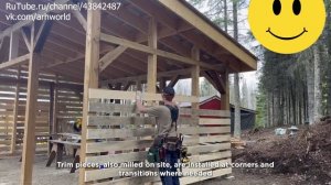 Мужчина строит сарай своими руками (DIY) только из деревьев в лесу полный процесс от начала до конца