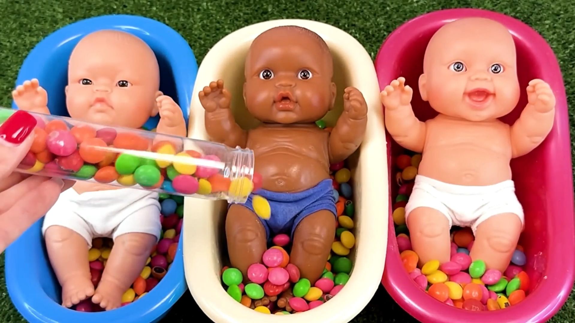 Мультики для детей.  Мультики про пупсов. Куклы в ванночках с цветными конфетками..